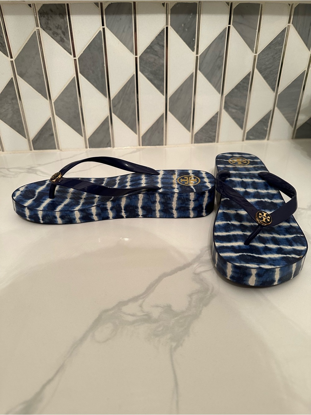 NWOT Tory Burch Blue Tie Dye Wedge Flip Flops- Size 11 - Picture 5 of 9